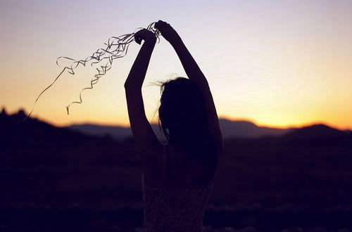 2023个性签名霸气拽女 侥幸的人生活不出人样